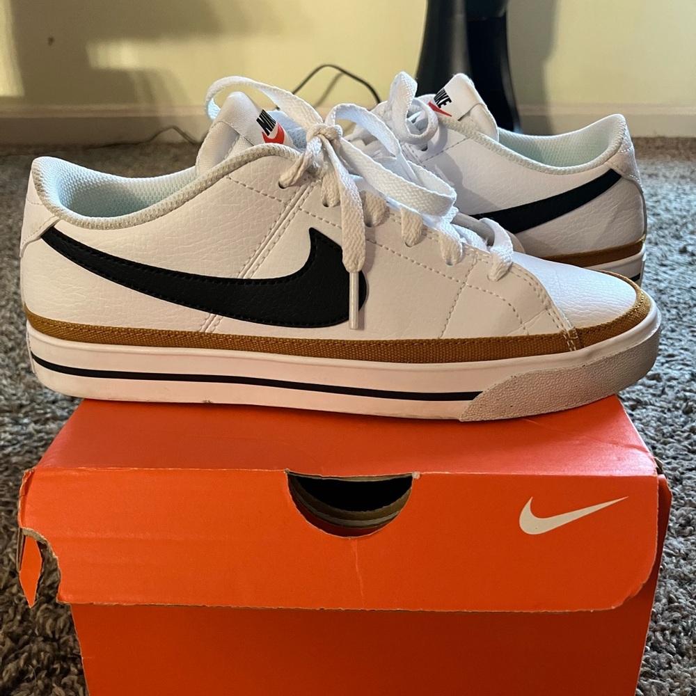NIKE COURT LEGACY LIFFT WMNS SZ 7.5 PRE OWNED GOOD CONDITION